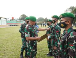 Danrem 032/Wbr Serahkan Penghargaan pada Prajurit Berprestasi
