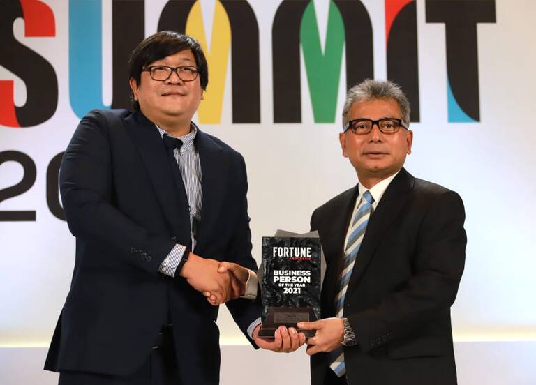 Direktur Utama BRI Sunarso (kanan) Dinobatkan sebagai Business Person of the Year