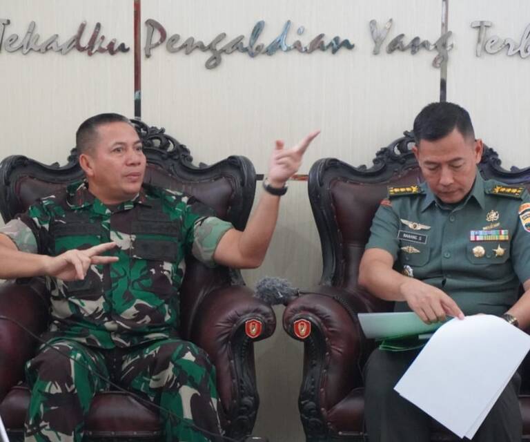 Danrem 032/Wirabraja Brigjen TNI Purmanto (kiri)