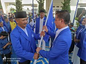 Ketua DPW PAN Sumbar Indra Rajo Lelo menyerahkan bendera PAN kepada Yutris Can