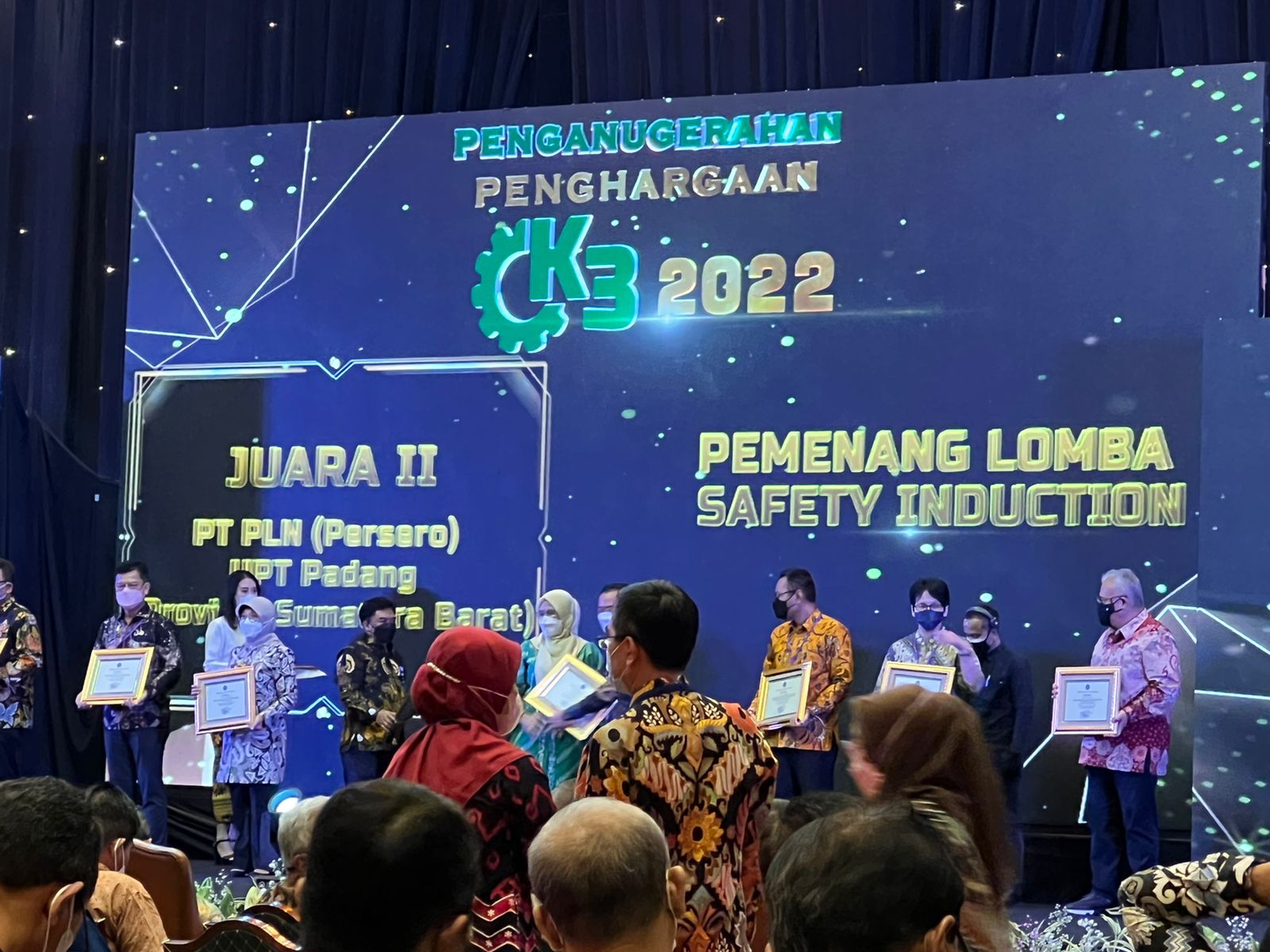 PLN Sumbar Raih Penghargaan Zero Accident dan Penanggulangan Covid-19
