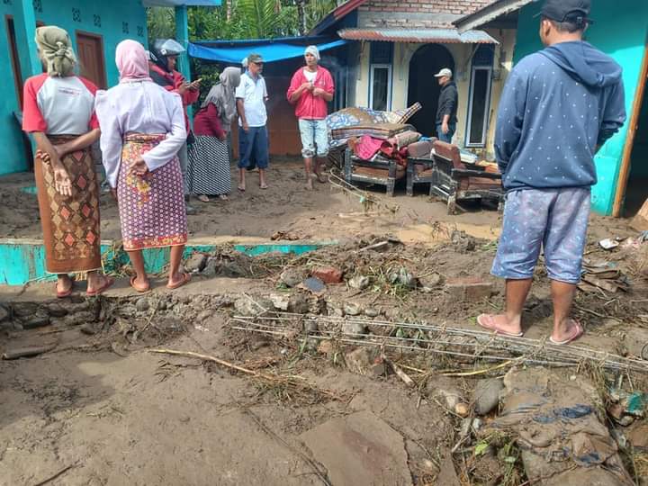 Wraga melakukan pembersihan setelah banjir mereda