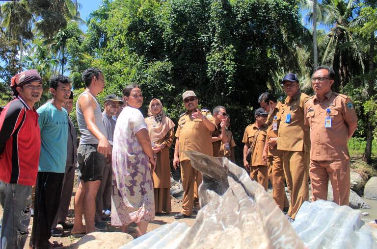 Bupati Pasaman H. Benny Utama melakukan peninjauan tiga kampung terdampak musibah banjir di