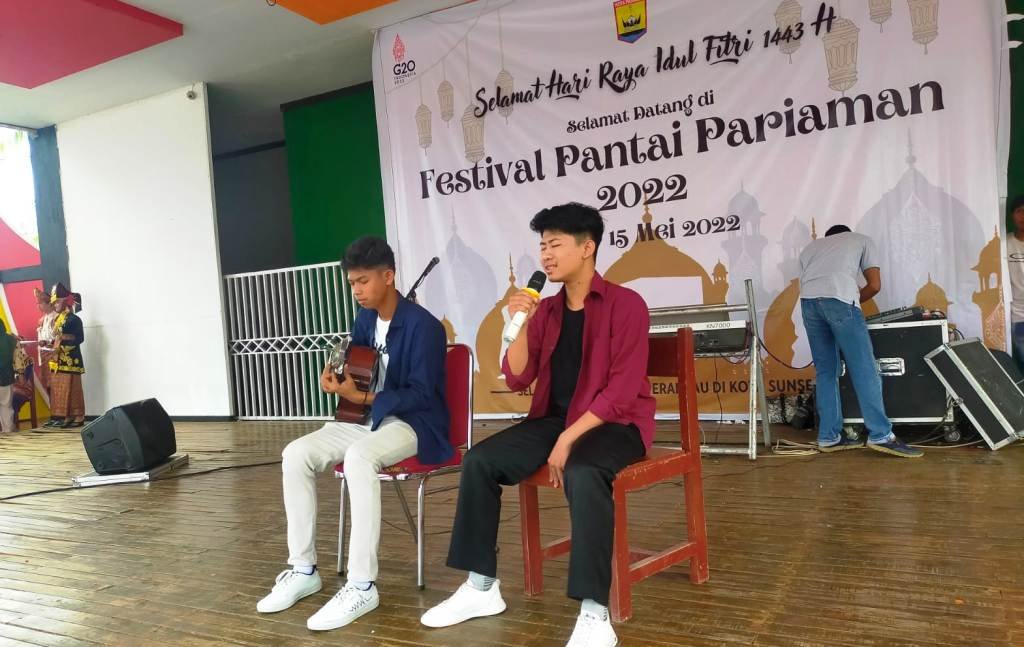 26 Sekolah Tampilkan Pertunjukan Seni Dalam Festival Pantai Pariaman 2022 Kominfo Kota Pariaman - Pemerintah Kota Pariaman melalui Dinas Kebudayaan dan Pariwisata dalam memeriahkan Festival Pantai Pariaman 2022 libur lebaran Idulfitri 2022, suguhkan berbagai pertunjukan bakat dan seni yang ditampilkan oleh sekolah-sekolah yang ada di Kota Pariaman dengan bekerja sama dengan Disdikpora Kota Pariaman. Selama pelaksanaan Festival Pantai Pariaman 2022, Menurut Kepala Dinas Pariwisata dan Kebudayaan melalui Kasubid. Kebudayaan, Nurafni Fuady, mengatakan ada 26 sekolah yang ada di Kota Pariaman yang telah kita jadwalkan untuk mengisi kegiatan di panggung pariwisata Pantai Gandoriah dalam Festival Pantai Pariaman 2022. " Untuk Festival Pantai Pariaman 2022 di panggung seni ini sendiri dalam jadwal diadakan dari tanggal 3 Mei - 15 Mei 2022, dengan menampilkan seluruh kreasi seni dari siswa-siswi SMP dan SMA/SMK yang ada di Kota Pariaman, sedangkan untuk tingkat SD utusannya merupakan perwakilan dari kecamatan yang ada, dengan musik yang kita sediakan melalui Disparbud," sambung Nurafni. Seperti yang terlihat pada Minggu (8/5/2022) pagi, Festival Pantai Pariaman 2022 yang digelar di panggung pariwisata Pantai Gandoriah Kota Pariaman dimeriahkan oleh pertunjukan seni dan bakat dari Siswa-siswi SMA 1 Pariaman yang dikepalai oleh Elfi Junaida. Kepala Sekolah SMA 1 Pariaman, Elfi Junaida, menuturkan, ia sengaja menampilkan bakat seni dan kreasi siswa-siswinya dalam memeriahkan Festival Pantai Pariaman 2022 itu agar menimbulkan daya tarik bagi orang tua dan murid-murid untuk melanjutkan studi bersekolah di SMA 1 Pariaman. " Adapun pertunjukan yang kita tampilkan dari siswa-siswi yakni tari tradisional, Gandang Tambua Tasa, Tari Kreasi, lagu solo dan Puisi yang kesemuanya tersebut di fasilitasi oleh Dinas Pariwisata dan Kebudayaan Kota Pariaman, dan alhamdulillah para penonton juga antusias saat menyaksikan pertunjukan yang kita tampilkan tadi," ujar Elfi Junaida. Para siswa-siswi yang tampil ini merupakan hasil dari kegiatan ekstra kurikuler yang kita laksanakan diluar jam sekolah di SMA 1 Pariaman. Atas nama SMA 1 Pariaman, Elfi Junaida, sampaikan terima kasih kepada Pemko Pariaman dibawah kepemimpinan Walikota Pariaman Bapak Genius Umar dan Wawako Bapak Mardison Mahyuddin yang sangat peduli terhadap perkembangan dunia pendidikan dan seni.(Fadli)