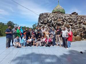 Warga Bukit Atas, Kelurahan Padang Besi, Kecamatan Lubukkilangan Kota Padang melakukan wisata religi