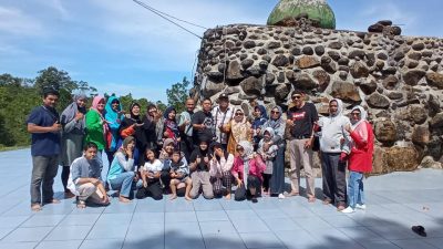 Warga Bukit Atas, Kelurahan Padang Besi, Kecamatan Lubukkilangan Kota Padang melakukan wisata religi