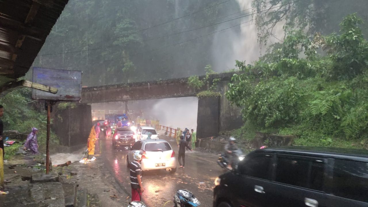 Air Terjun Lembah Anai Kembali Meluap, Ganggu Arus Lalulintas Padang ...