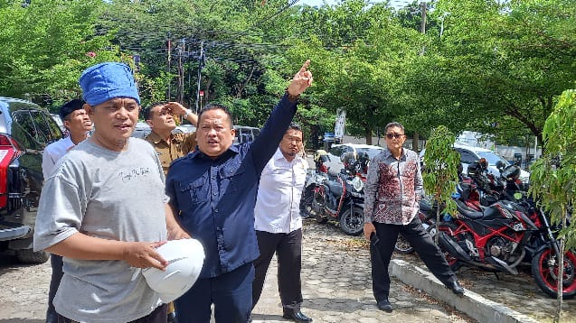 Ketua komisi III DPRD Kota Padang Bobi Rustam menunjuk para pekerja yang tidak memakai APD