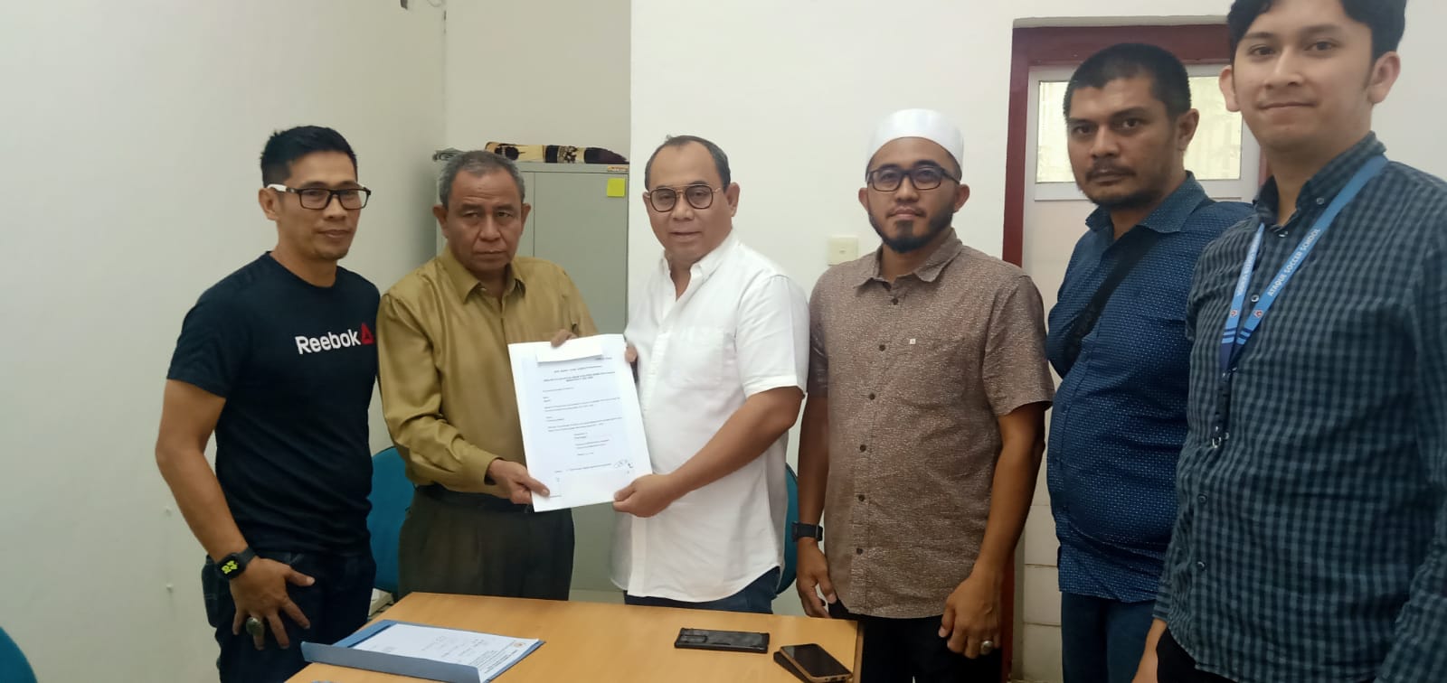 Ronny Azwar Anas (kemeja putih) saat mengambil formulir penaftaran.