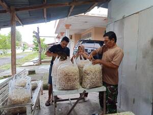 Pelda Jamaris, personil Kodim 0312/Padang siap memasarkan toge, hasil usaha keluarga.