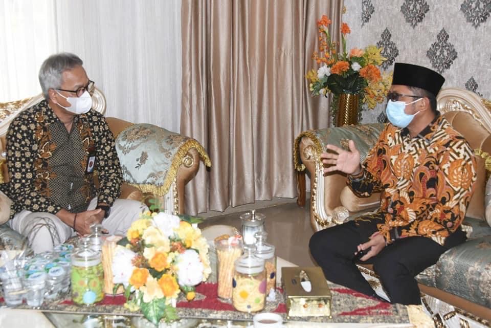 Walikota Padang Hendri Septa, saat pertemuan dengan Sestama BKKBN Pusat Tavip Agus Rayanto. 