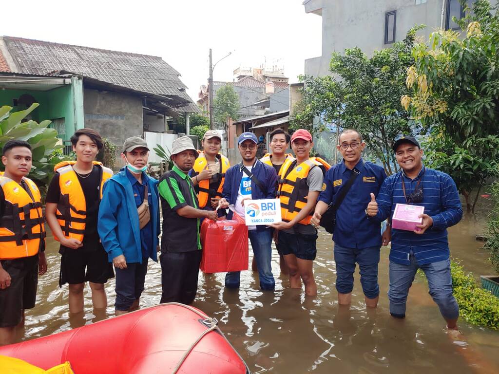 Banjir akibat hujan deras merendam rumah-rumah warga di Ciledug, Kota Tangerang sejak Jumat malam (15/07/2022).