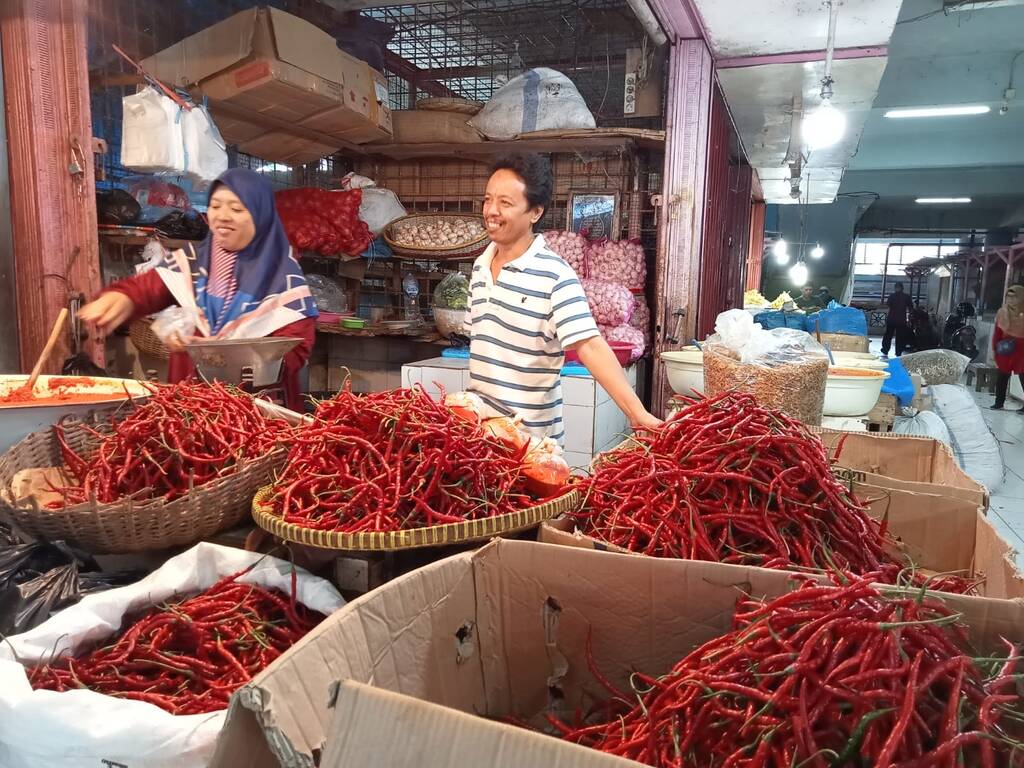 Harga cabai di Pasar Raya Padang, Kota Padang, masih tinggi pasca Iduladha 1443 Hijriah. Kondisi itu membuat pembeli curhat (curahan hati) ke pedagang.