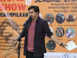Redaktur Sastra Harian Umum Rakyat Sumbar Gondol Piala Satu Abad Chairil Anwar ke Padangpanjang
