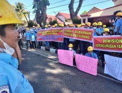 Ratusan Anggota Koperbam Pelabuhan Telukbayur Unjuk Rasa ke DPRD Padang