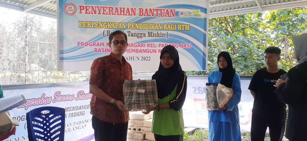 Penyerahan bantuan dari PT Semen Padang kepada masyarakat di Keluarahan Padang Besi.