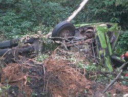 Truk Masuk Jurang Sedalam 50 Meter, Sopir masih di Cari