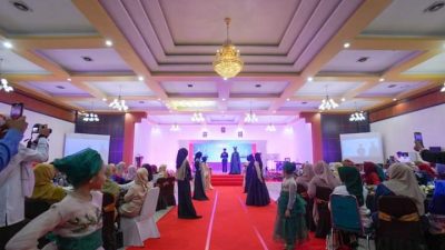 Fashion Show Busana Muslim Semarakkan Pertemuan Iskada se-Sumbar di Padangpanjang.