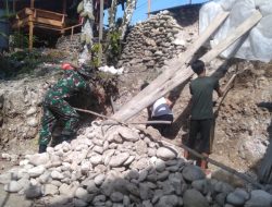 Cegah Ancaman Longsor, Babinsa Bantu Warga Perbaiki Pondasi Penyanggah Longsor