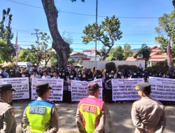 Seratusan Guru Honorer Seruduk Gedung Dewan, DPRD Salahkan Walikota Padang