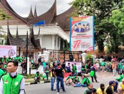 Ratusan Ojol Demo Kenaikan Harga BBM, Sebagian Ojol Lain Pilih Antar Penumpang