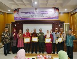 Bupati Eka Putra Serahkan Piagam Penghargaan kepada 75 Pensiunan