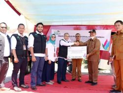PLN Sumbar Serahkan Bantuan Pohon Ketapang Kencana ke Pemko Pariaman