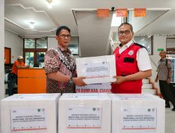 Peduli Gempa Cianjur, Semen Padang Serahkan 100 Kg Rendang ke BPBD Sumbar