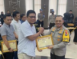 Redaktur Harian Rakyat Sumbar, Handi Yanuar, Terima Penghargaan Kapolda