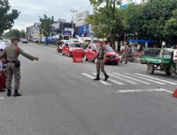 Satpol PP Padang Peduli Anak, Bantu Seberangkan Siswa Menuju Sekolah