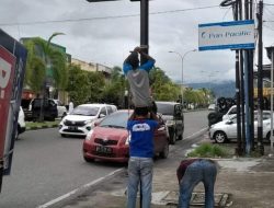 Tidak Bayar Retribusi, Puluhan Papan Reklame Dibongkar