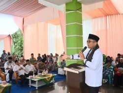 Hendri Septa Serahkan Beasiswa Baznas Bagi 2.396 Murid SD dan SMP Sederajat