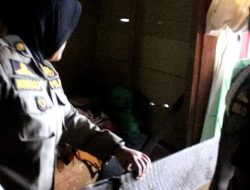 Pada Momen Hari Ibu, Praja Wanita Satpol PP Padang Bantu Seorang Ibu Korban Bencana Pohon Tumbang