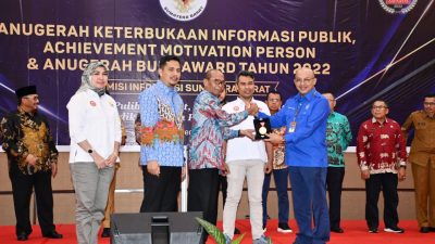 Dirut Perumda Air Minum Kota Padang Terima Anugerah Award Achievement Motivation Person dari KI Sumbar