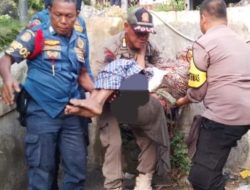 Satpol PP Evakuasi Seorang Wanita Lansia, Ditemukan dari Dalam Gorong-gorong