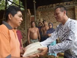 150 Pengrajin Batu Bata Menerima Bantuan Beras dari Pemko Pariaman