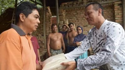 150 Pengrajin Batu Bata Menerima Bantuan Beras dari Pemko Pariaman