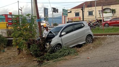 Lagi, “Mak Itam” Makan Korban, Minibus Ringsek, Untung tak Ada Korban Jiwa