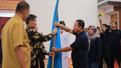 Wartawan Diminta Edukasi Masyarakat, Basril Basyar Lantik Pengurus PWI Pesisir Selatan