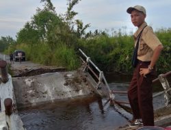 Jembatan Menuju Kantor Camat Sasak  Ambruk