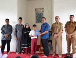 Peduli Pendidikan Agama, Ketua DPRD Serahkan 25 Mushaf Alquran