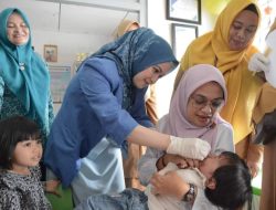 Dokter Dian Berikan Imunisasi Polio di KB Denisha Pasar Usang