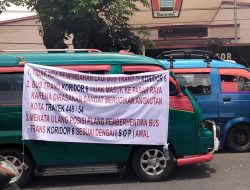 Puluhan Angkot Padati Gedung DPRD Padang, Ada Apa?