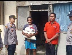Antisipasi Kenaikan Harga Pangan, Kapolsek Bonjol Bagikan Belasan Paket Sembako