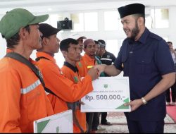 233 Petugas Kebersihan Terima Bonus dari Walikota