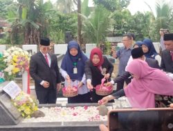 HKN ke-59, RSUP M Djamil Padang Gelar Tabur Bunga ke Makam Drm Moh. Djamil