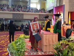 Momen Wisuda UNP Diwarnai Linangan Air Mata