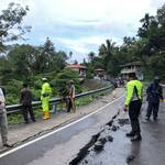 Jalan di Koto Alam Retak Sepanjang 50 Meter, Pengendara Truk Diminta Ambil Jalur Kiliran Jao