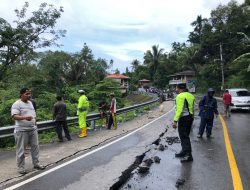 Jalan di Koto Alam Retak Sepanjang 50 Meter, Pengendara Truk Diminta Ambil Jalur Kiliran Jao