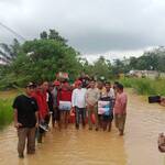 Haji Meris ketika menyerahkan bantuan kepada korban terdampak bencana banjir.